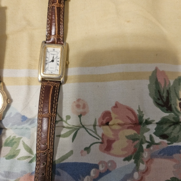 Bundle of used watches,untested.2 Citizen w/books,2 Aigner,etc. - Picture 12 of 16